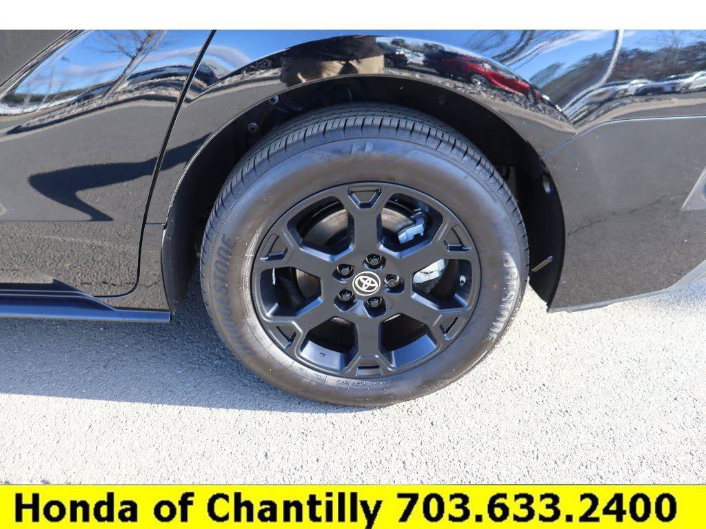 Used 2025 Toyota Sienna XLE Woodland Edition image 33