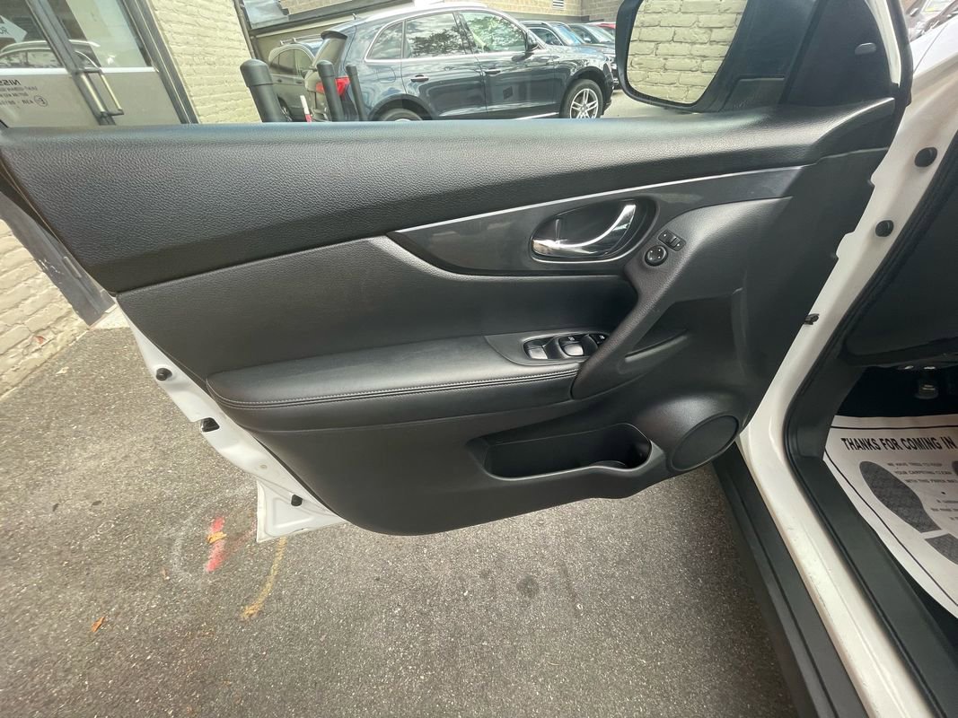 Used 2017 Nissan Rogue SV w/ SV Premium Package image 9