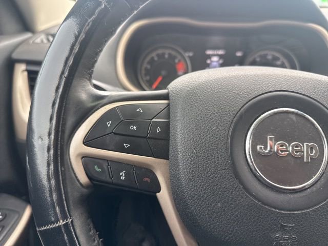 Used 2018 Jeep Cherokee Limited w/ Luxury Group FWD image 12