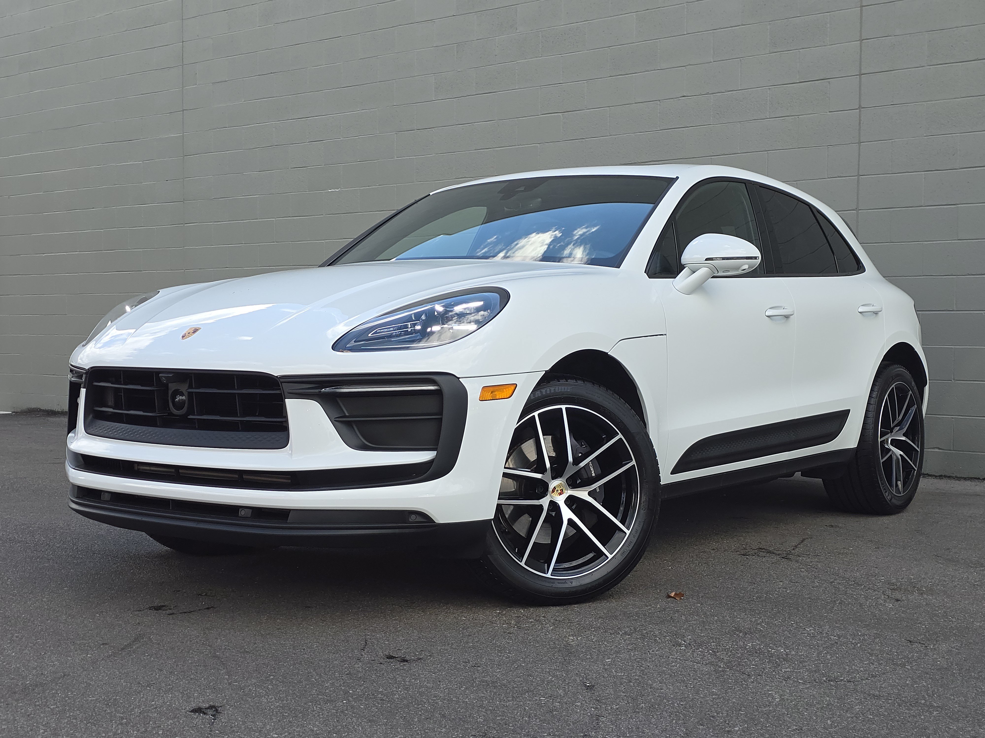 Certified 2025 Porsche Macan AWD/4WD image 1