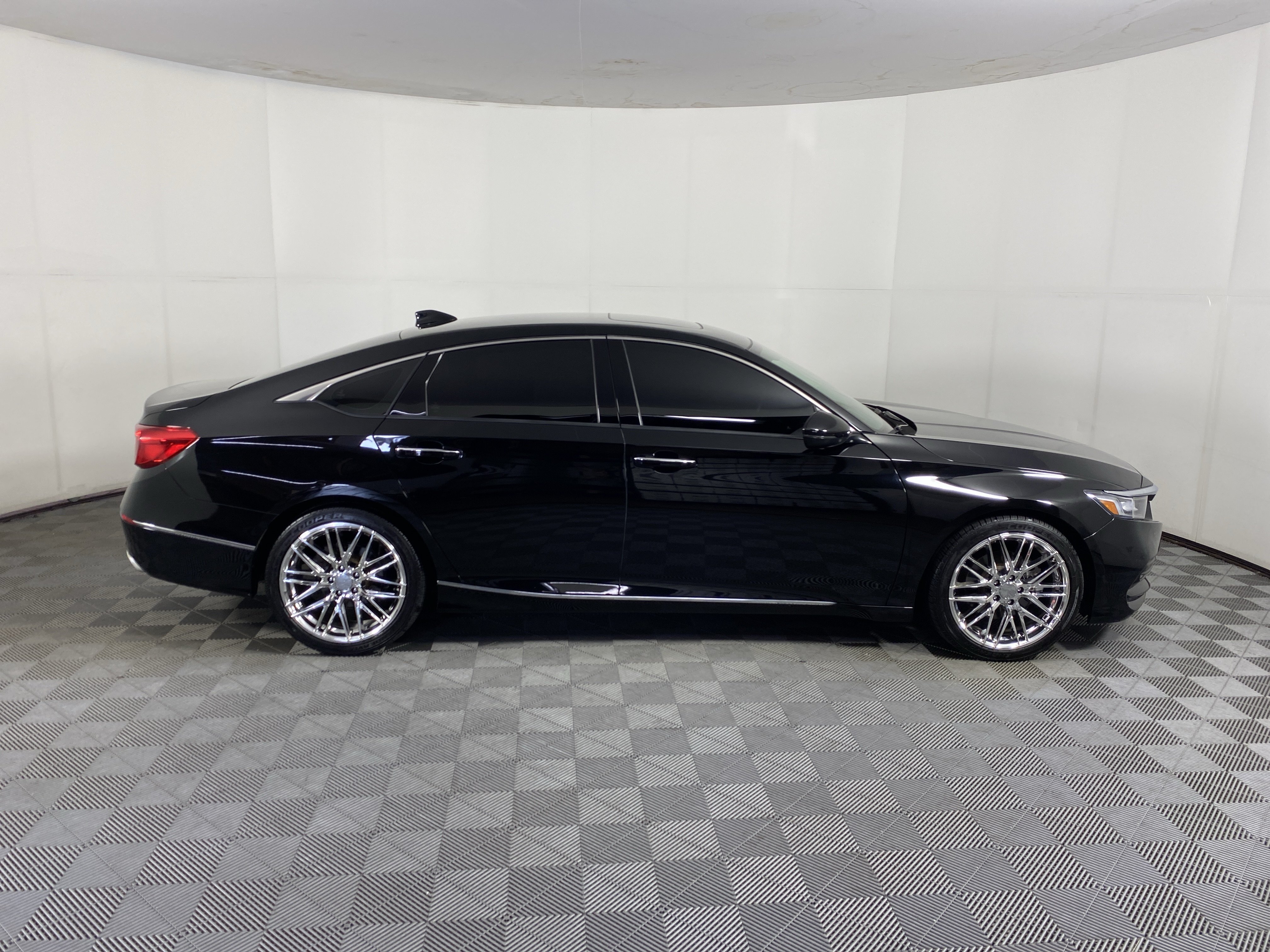 Used 2018 Honda Accord Touring image 8