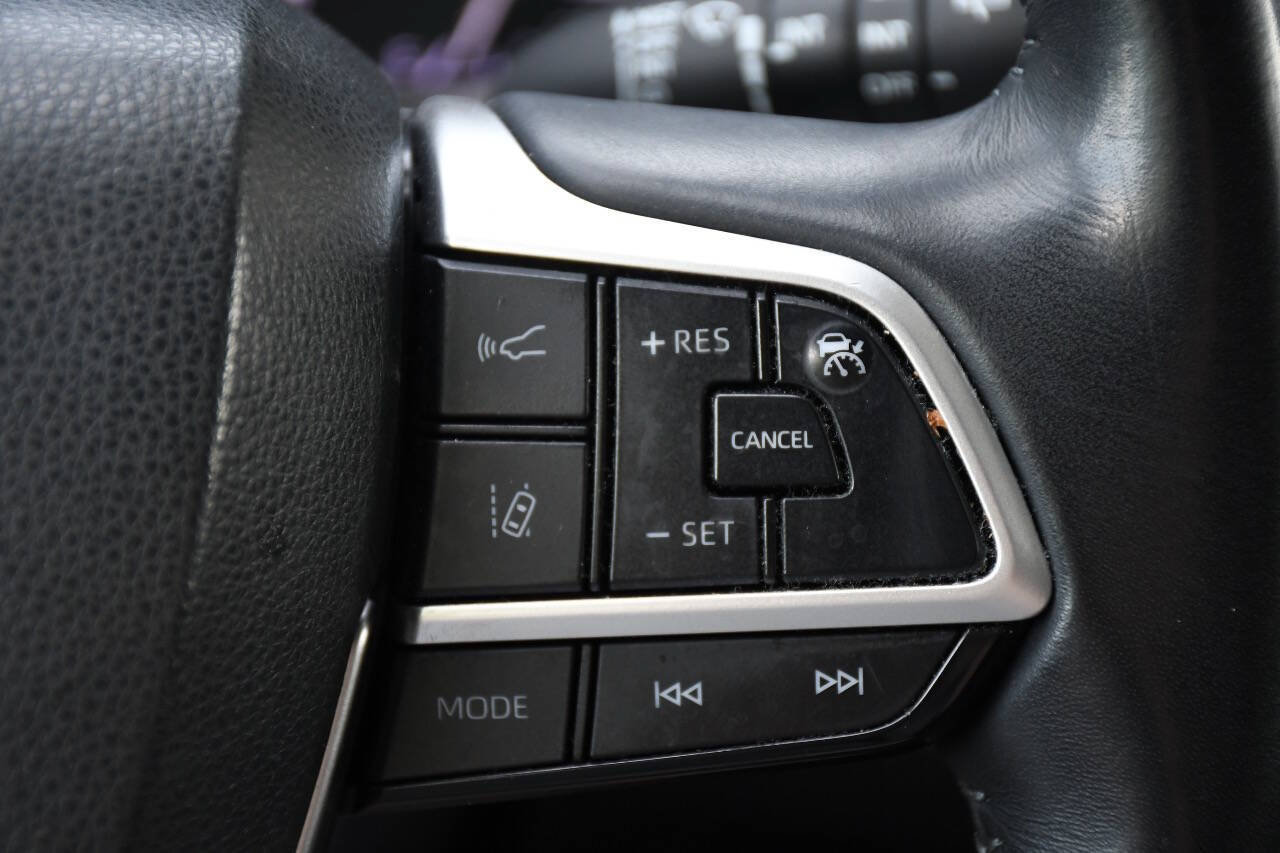 Used 2022 Toyota Highlander XLE AWD/4WD image 40