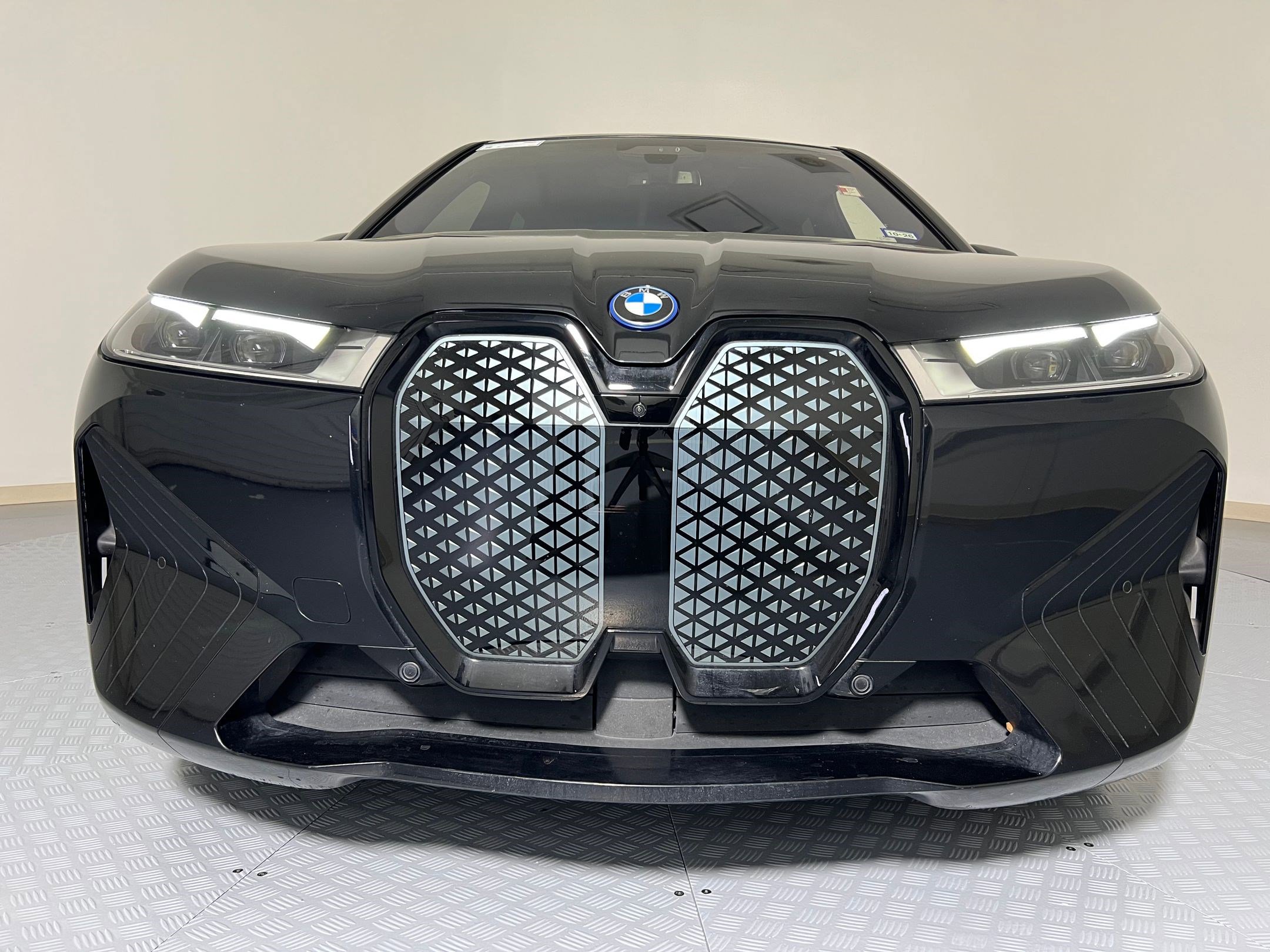 Used 2022 BMW iX xDrive50 w/ Premium Package image 5