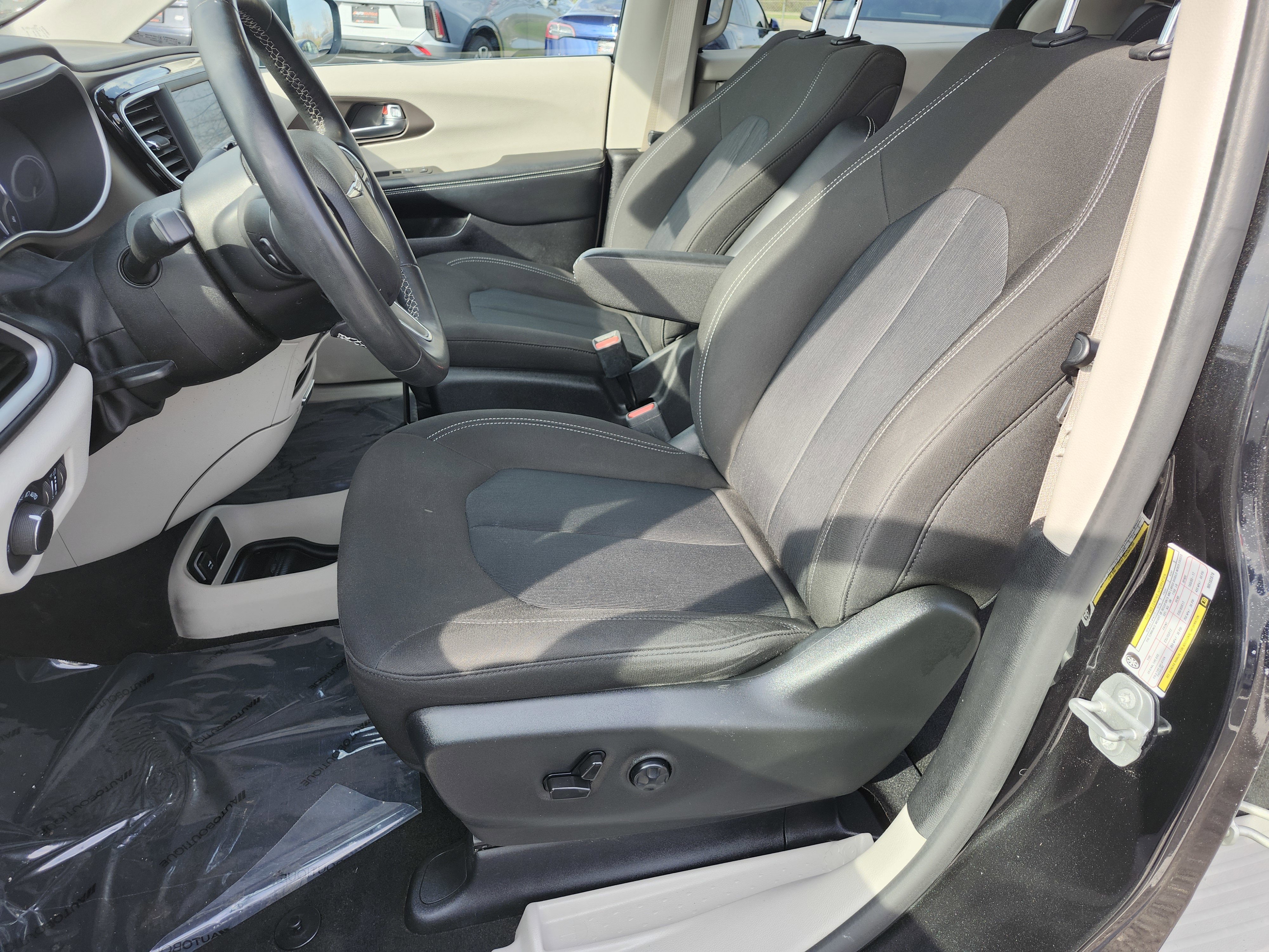 Used 2022 Chrysler Voyager LX image 16