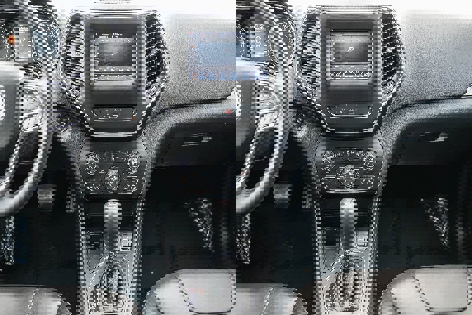 Used 2019 Jeep Cherokee Latitude Plus image 12