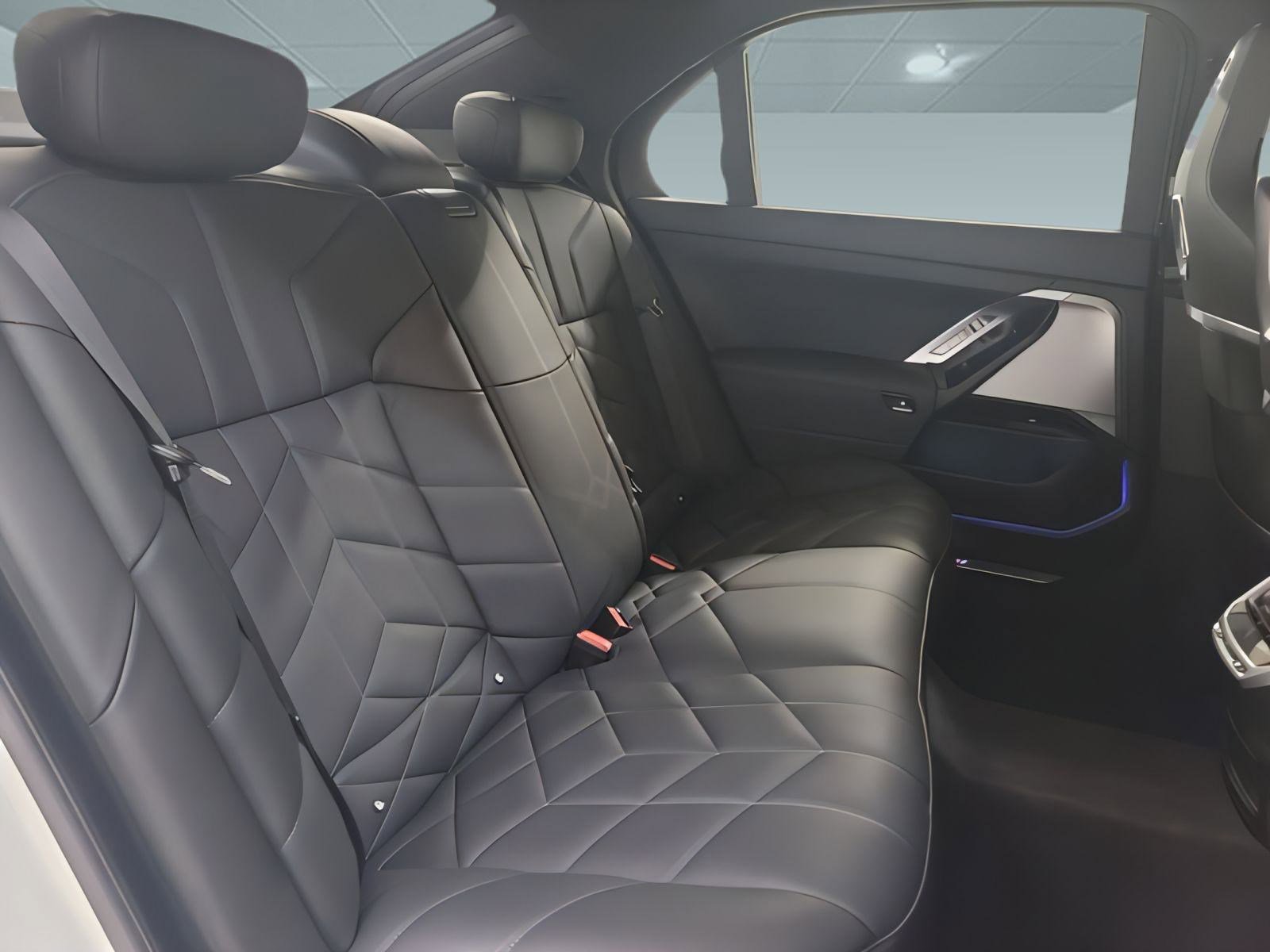 Used 2025 BMW 760i xDrive w/ Executive Package image 31