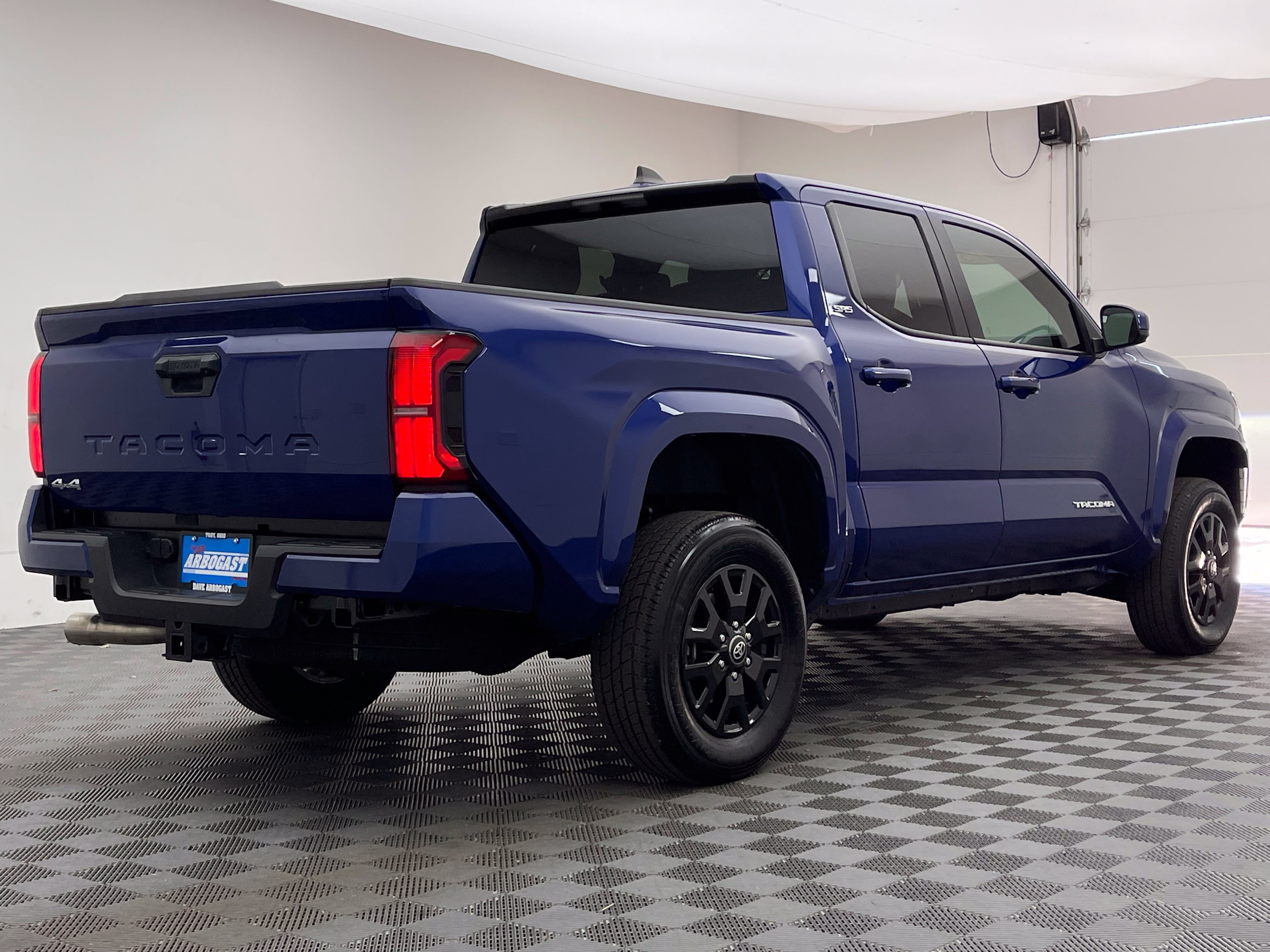 Used 2025 Toyota Tacoma SR5 AWD/4WD image 6