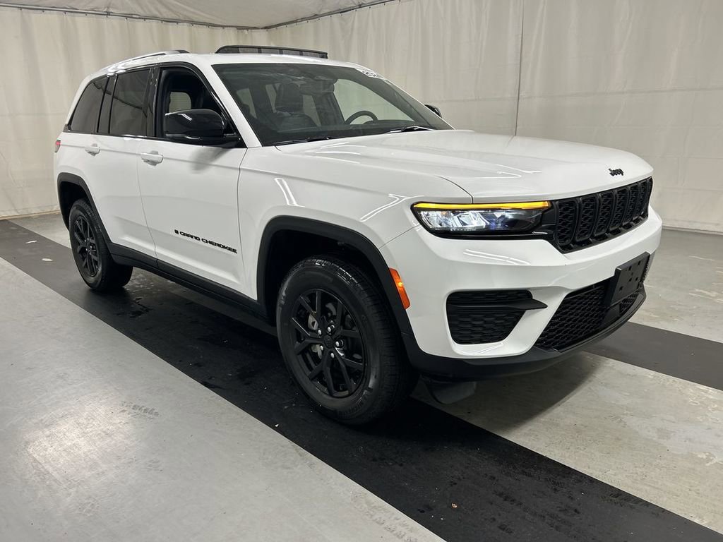 Used 2024 Jeep Grand Cherokee Altitude AWD/4WD image 7