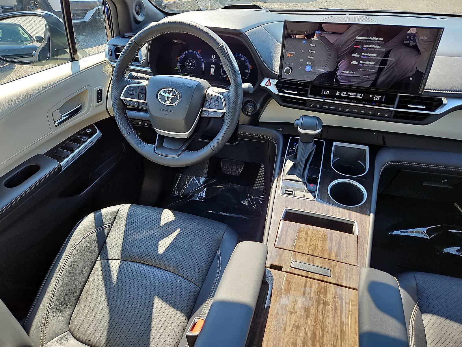 Used 2025 Toyota Sienna Platinum AWD/4WD image 10