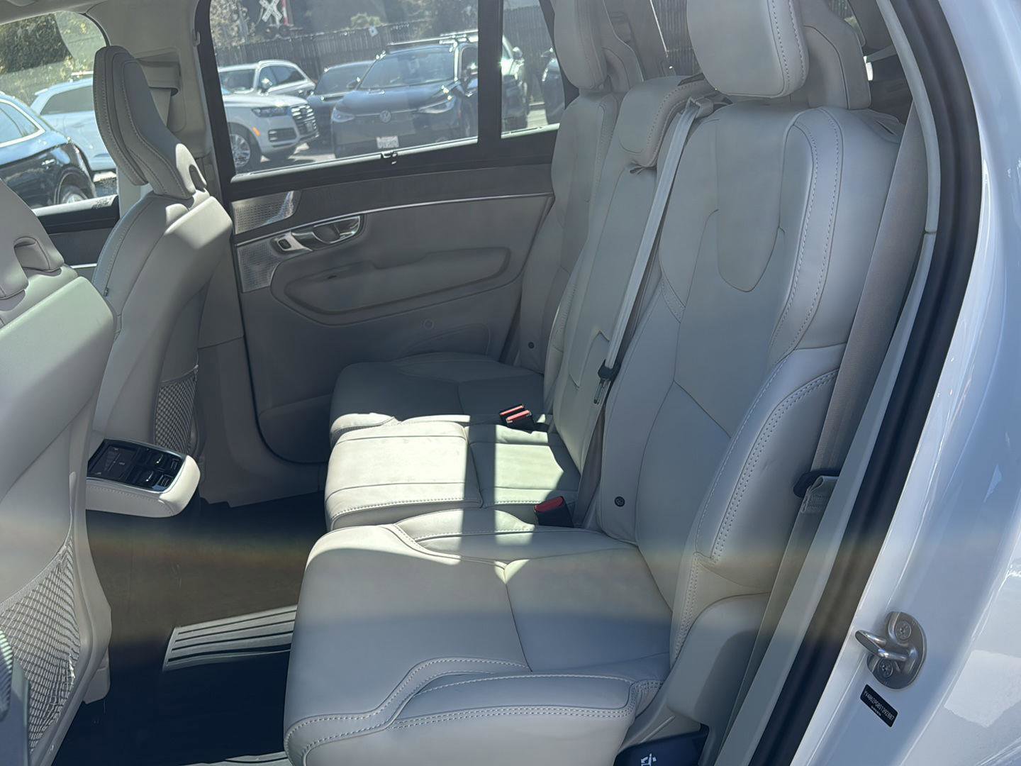 Used 2025 Volvo XC90 B6 Ultra w/ Lounge Package image 15