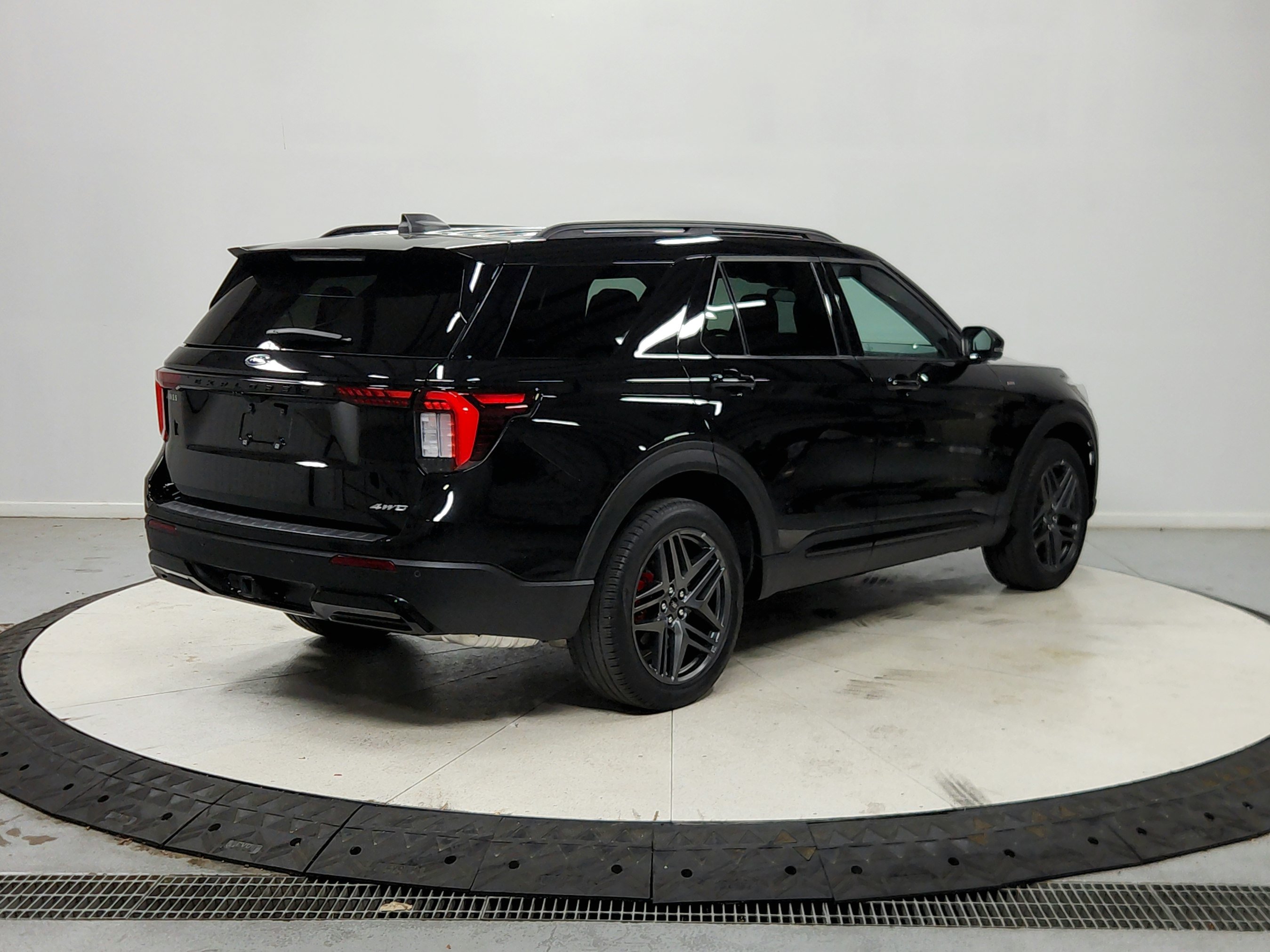 Used 2025 Ford Explorer ST-Line w/ ST-Line Street Pack AWD/4WD image 8