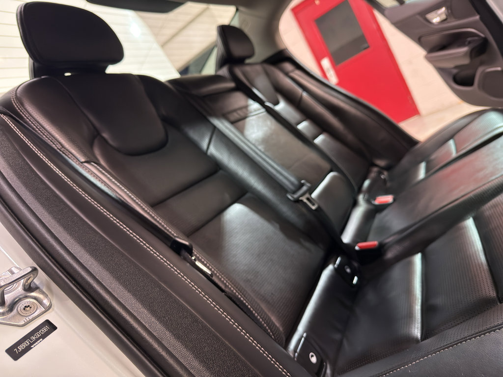 Used 2019 Volvo S60 T8 Inscription image 27