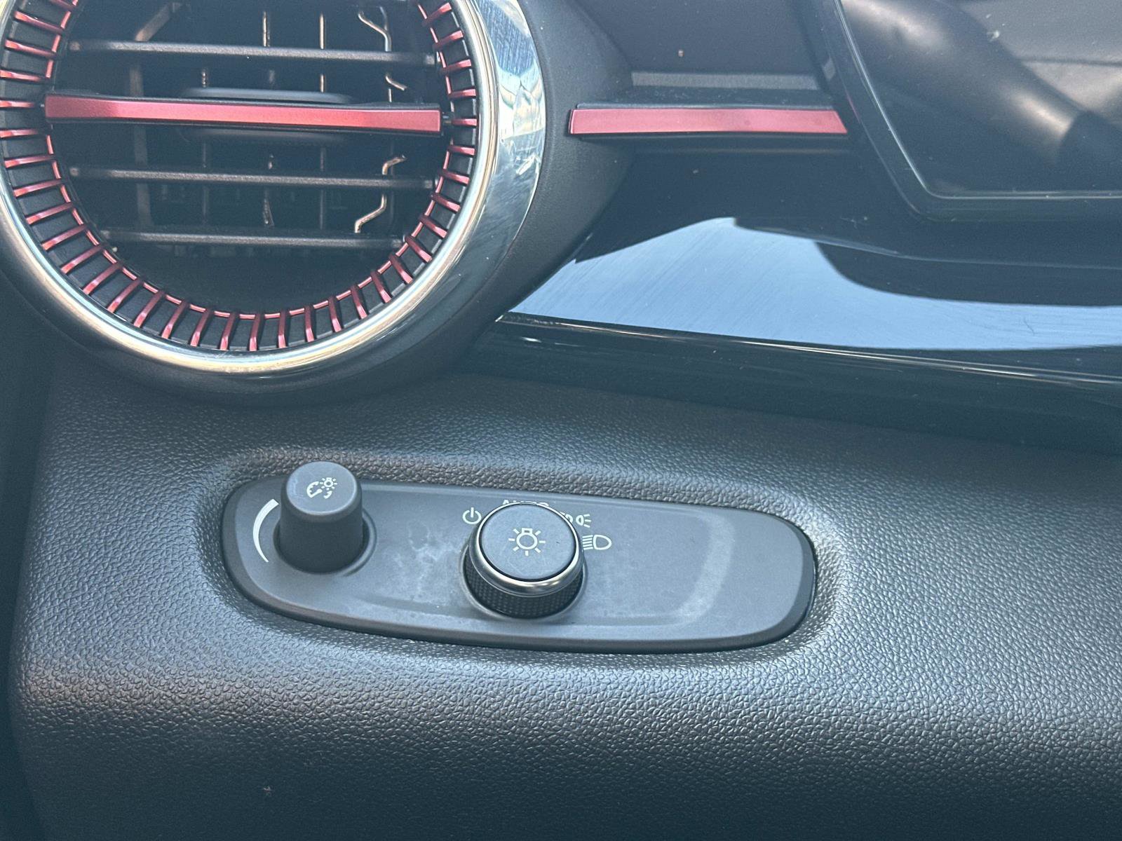 Certified 2025 Chevrolet Trax RS w/ Sunroof Package image 25