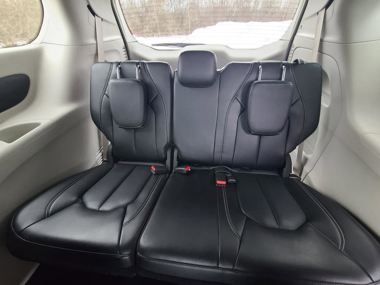 Used 2023 Chrysler Pacifica Touring-L image 12