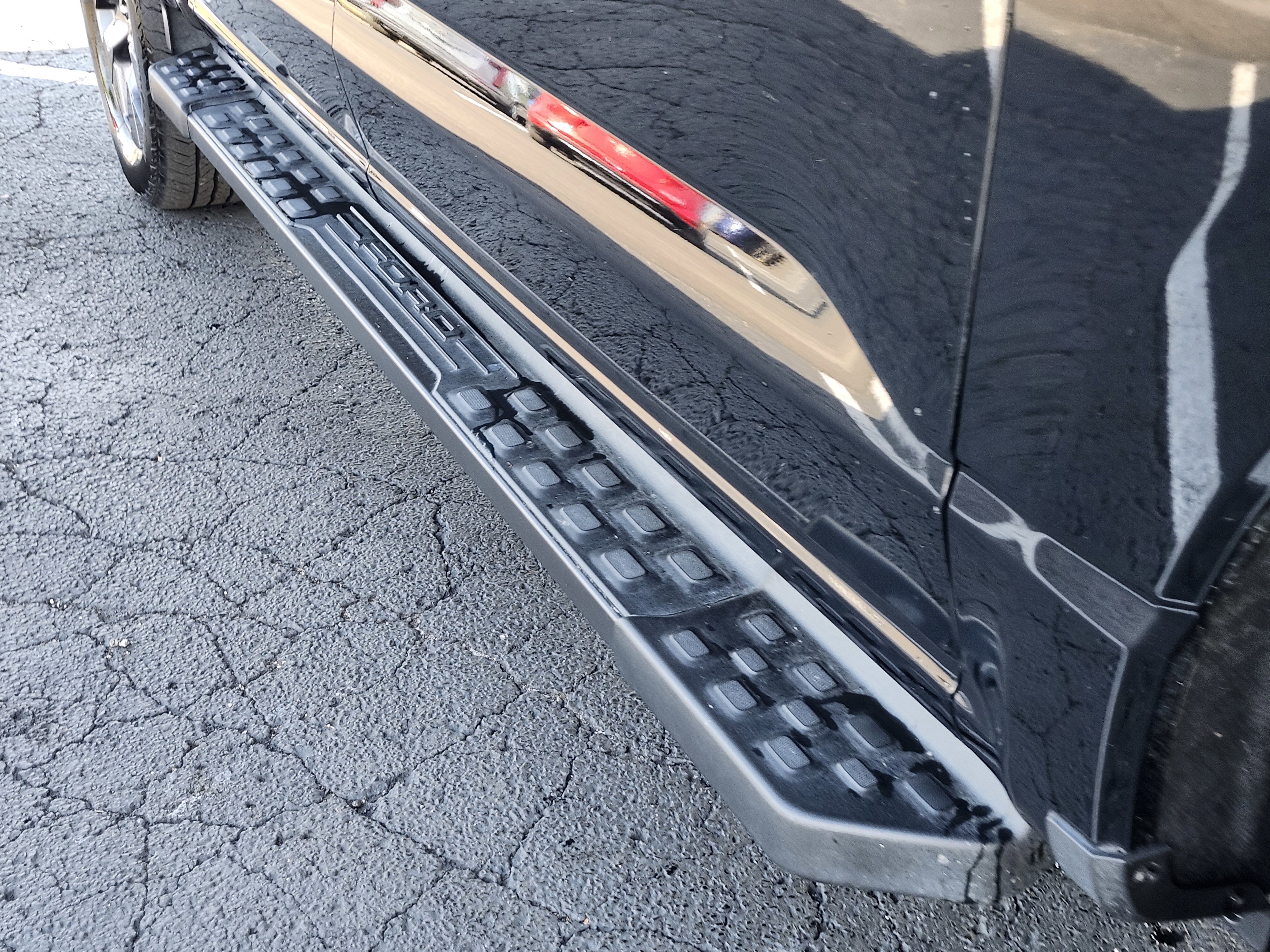 Used 2023 Ford F150 Lightning Lariat image 8