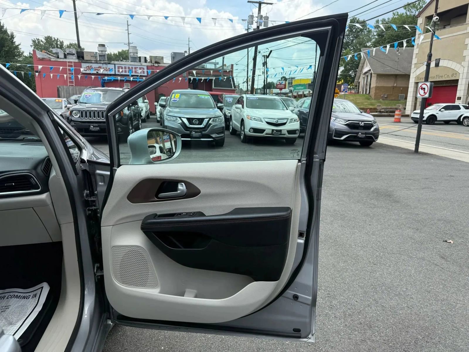 Used 2017 Chrysler Pacifica Touring-L w/ Tire & Wheel Group image 59