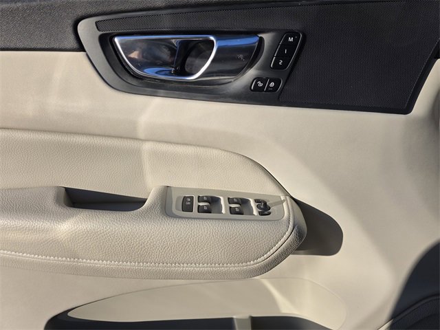 Used 2021 Volvo XC60 T5 Momentum w/ Premium Package image 17