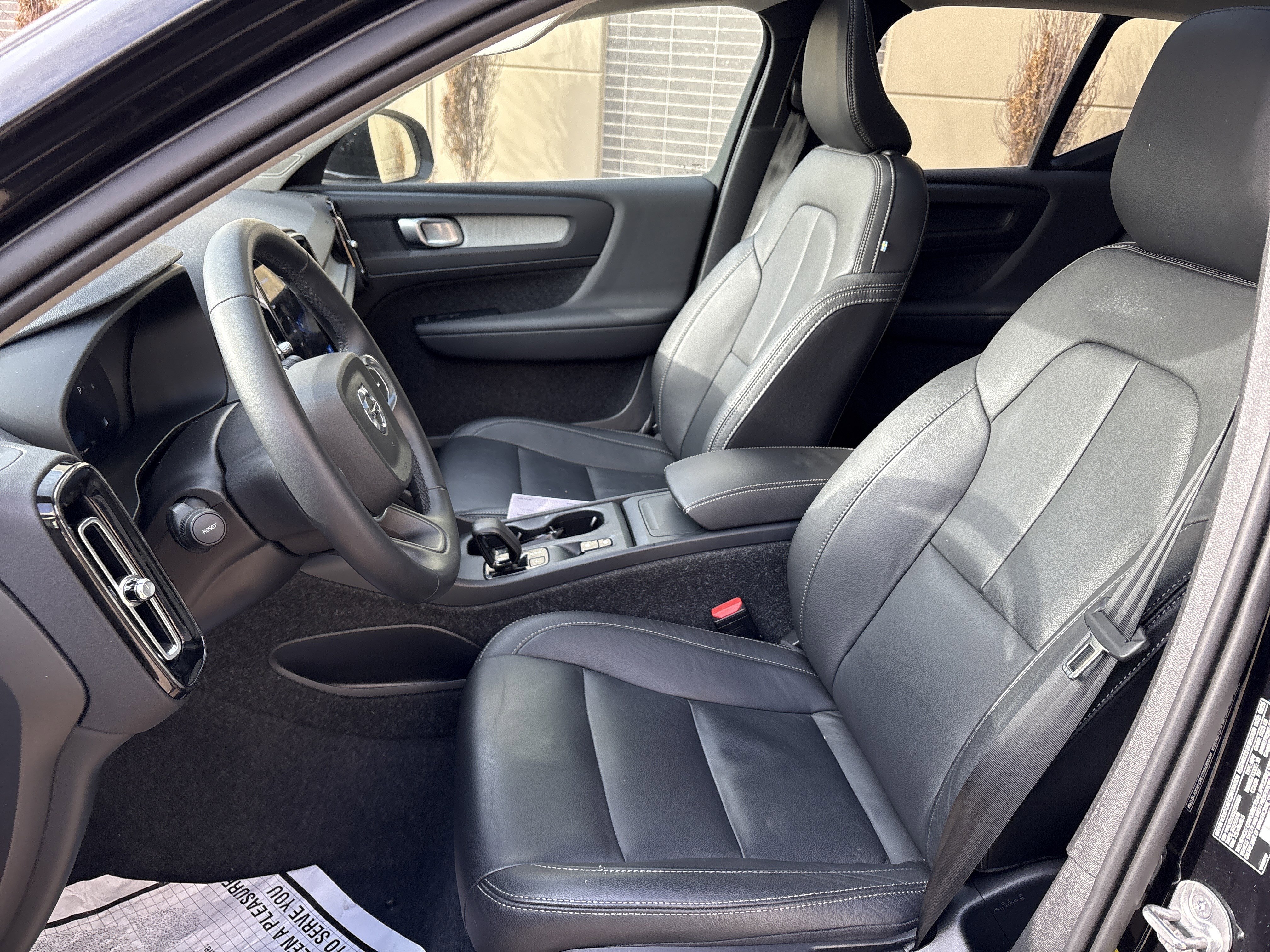 Used 2025 Volvo XC40 B5 Core image 16