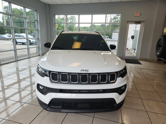 Used 2023 Jeep Compass Latitude w/ Sun and Sound Group AWD/4WD image 3