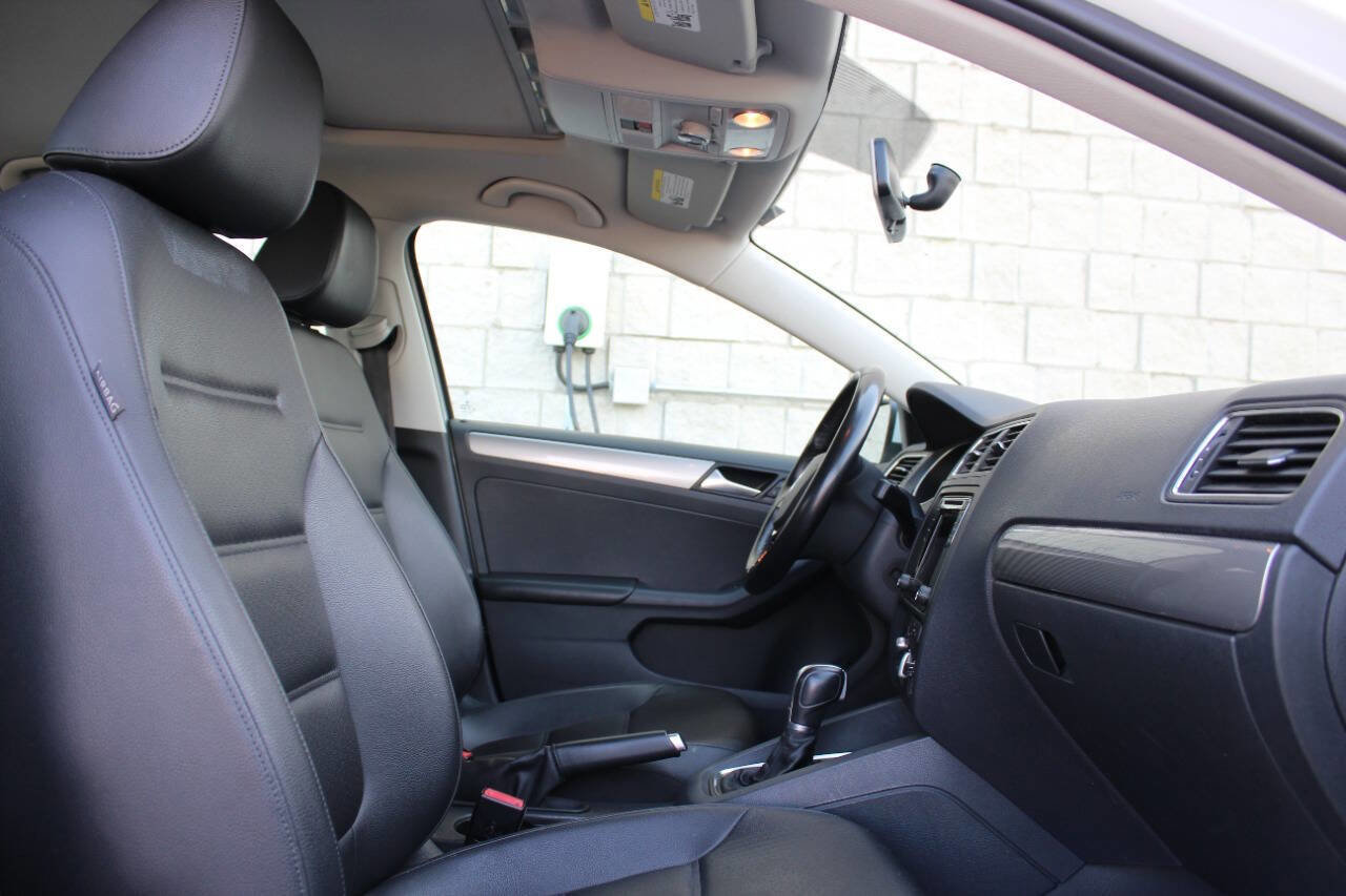 Used 2017 Volkswagen Jetta SE image 16
