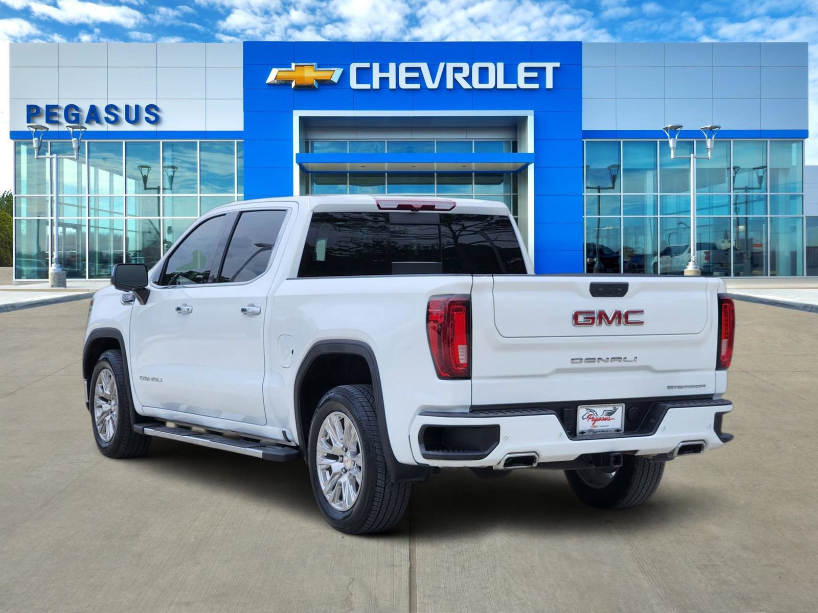 Used 2024 GMC Sierra 1500 Denali RWD image 5