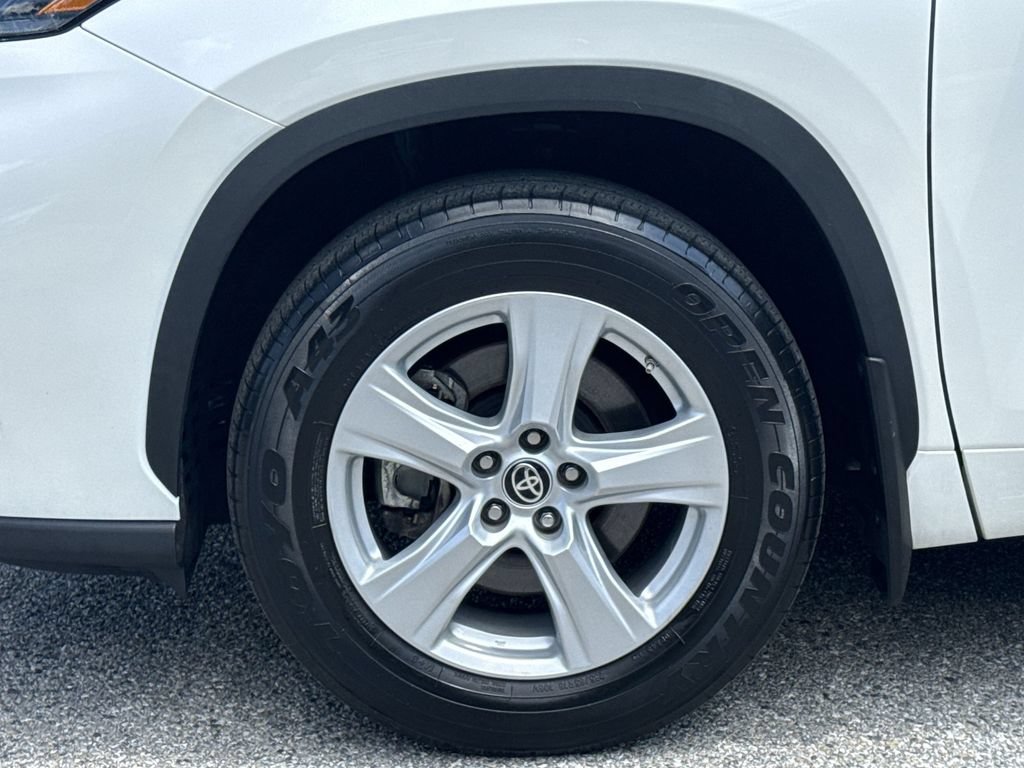 Used 2021 Toyota Highlander LE AWD/4WD image 18