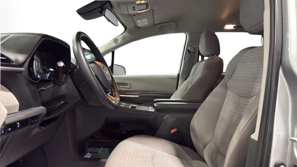 Used 2024 Toyota Sienna LE FWD image 24