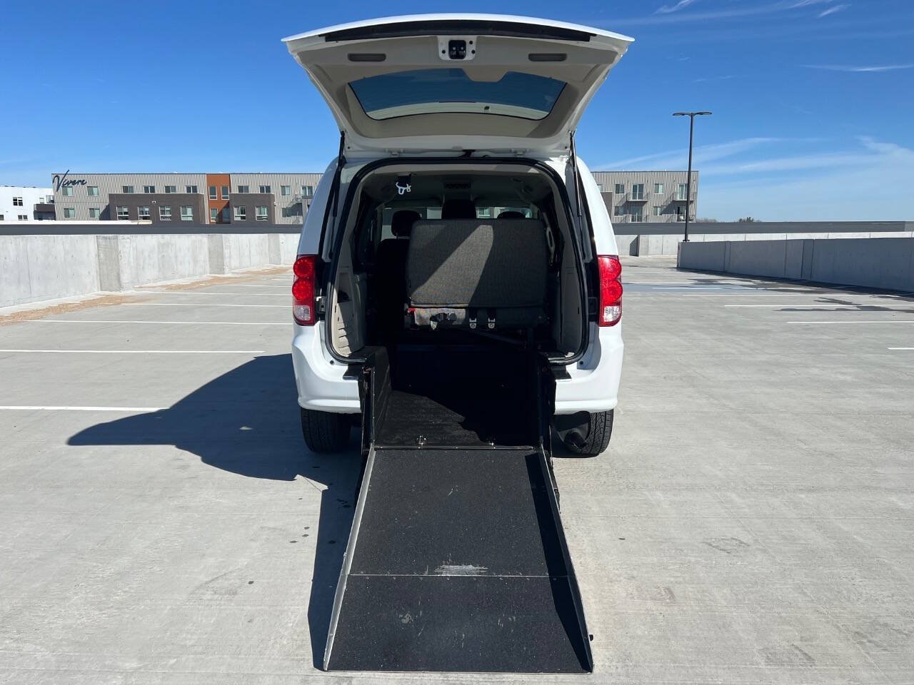 Used 2015 Dodge Grand Caravan SE w/ Quick Order Package 29E SE FWD image 4