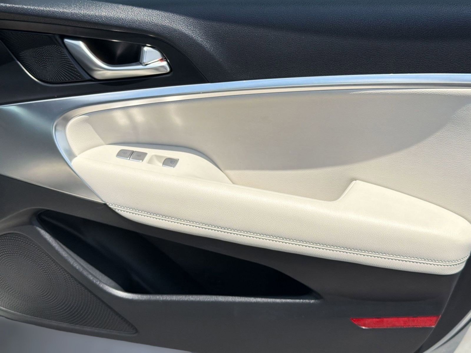 Used 2025 Genesis G70 2.5T image 32