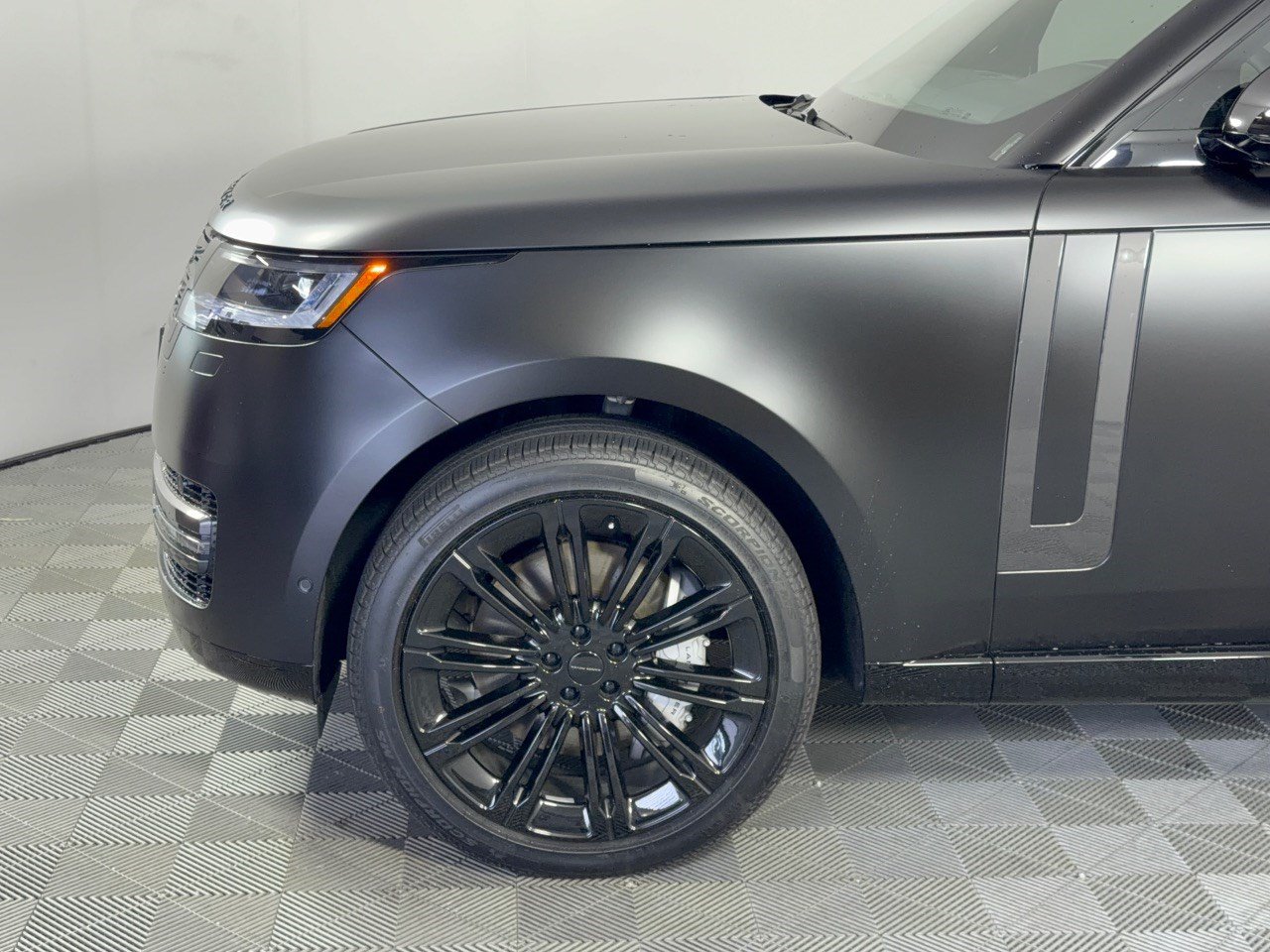 Used 2026 Land Rover Range Rover Long Wheelbase SE AWD/4WD image 13