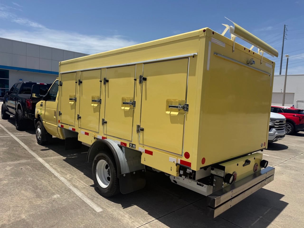 Used 2022 Ford E-450 and Econoline 450 Super Duty RWD image 3