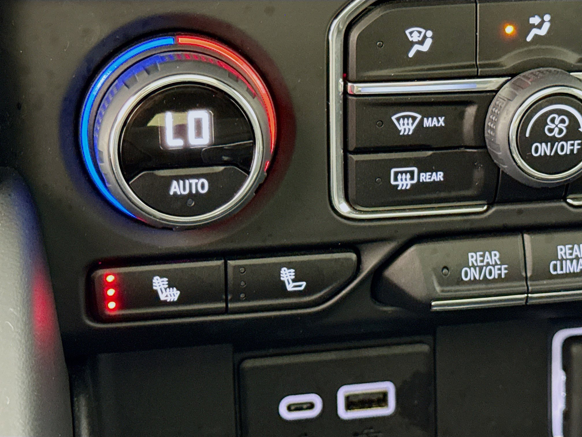 Used 2023 Chevrolet Tahoe Z71 w/ Luxury Package AWD/4WD image 21