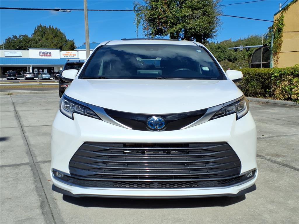 Used 2022 Toyota Sienna Limited image 2