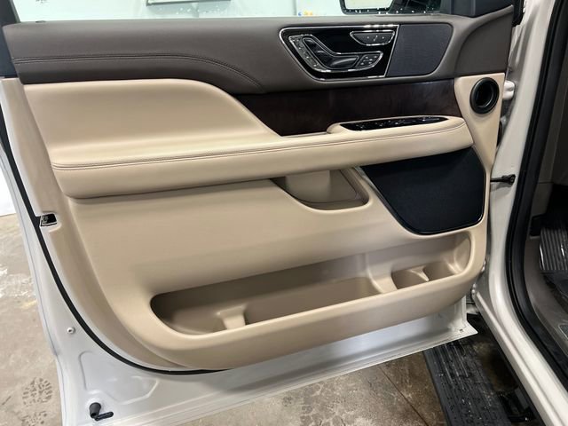Used 2022 Lincoln Navigator Reserve image 10