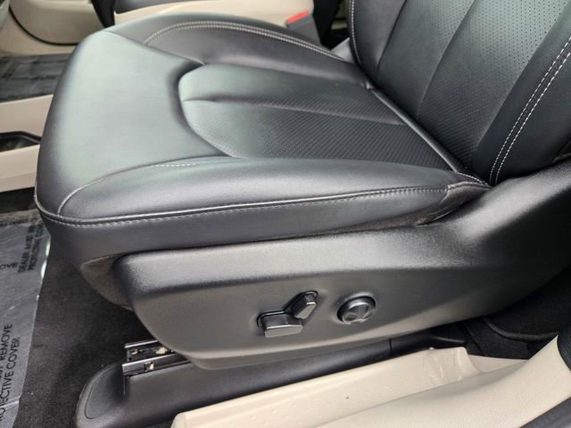 Used 2024 Chrysler Pacifica Touring-L image 11