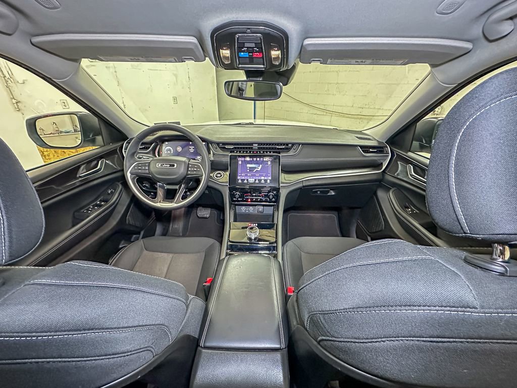 Used 2023 Jeep Grand Cherokee Laredo image 30