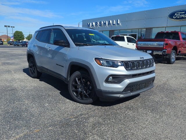 Used 2025 Jeep Compass Latitude w/ Convenience Group AWD/4WD image 3