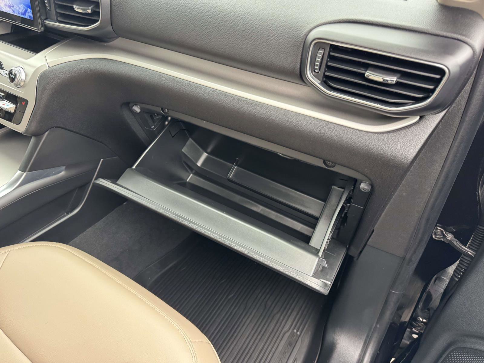 Certified 2022 Ford Explorer XLT w/ Equipment Group 202A AWD/4WD image 39