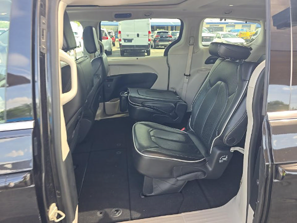 Used 2023 Chrysler Pacifica Limited FWD image 9