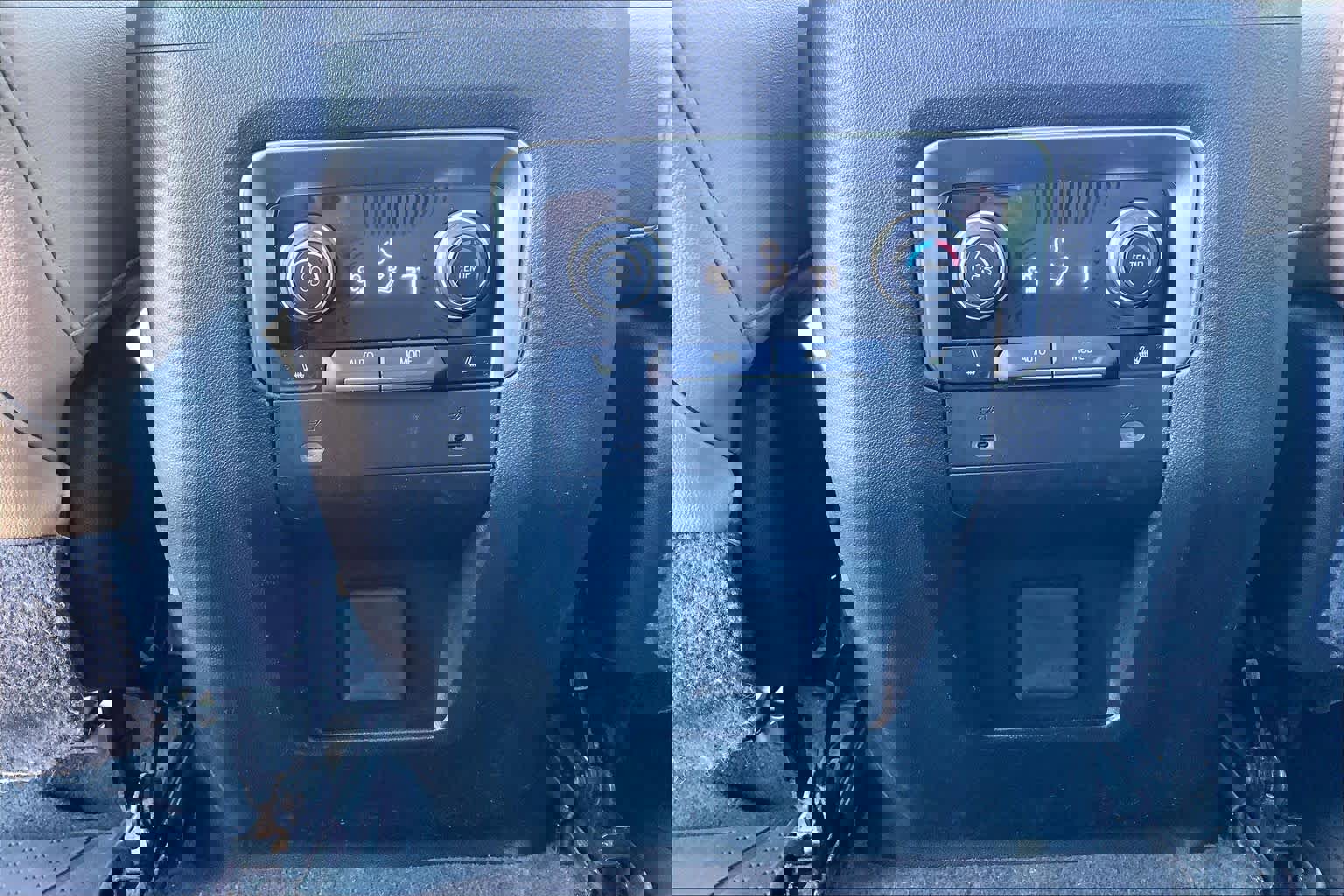 Used 2021 Chevrolet Suburban Premier w/ Premium Package image 34