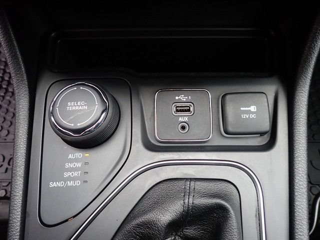 Used 2020 Jeep Cherokee Latitude Plus w/ Cold Weather Group AWD/4WD image 27
