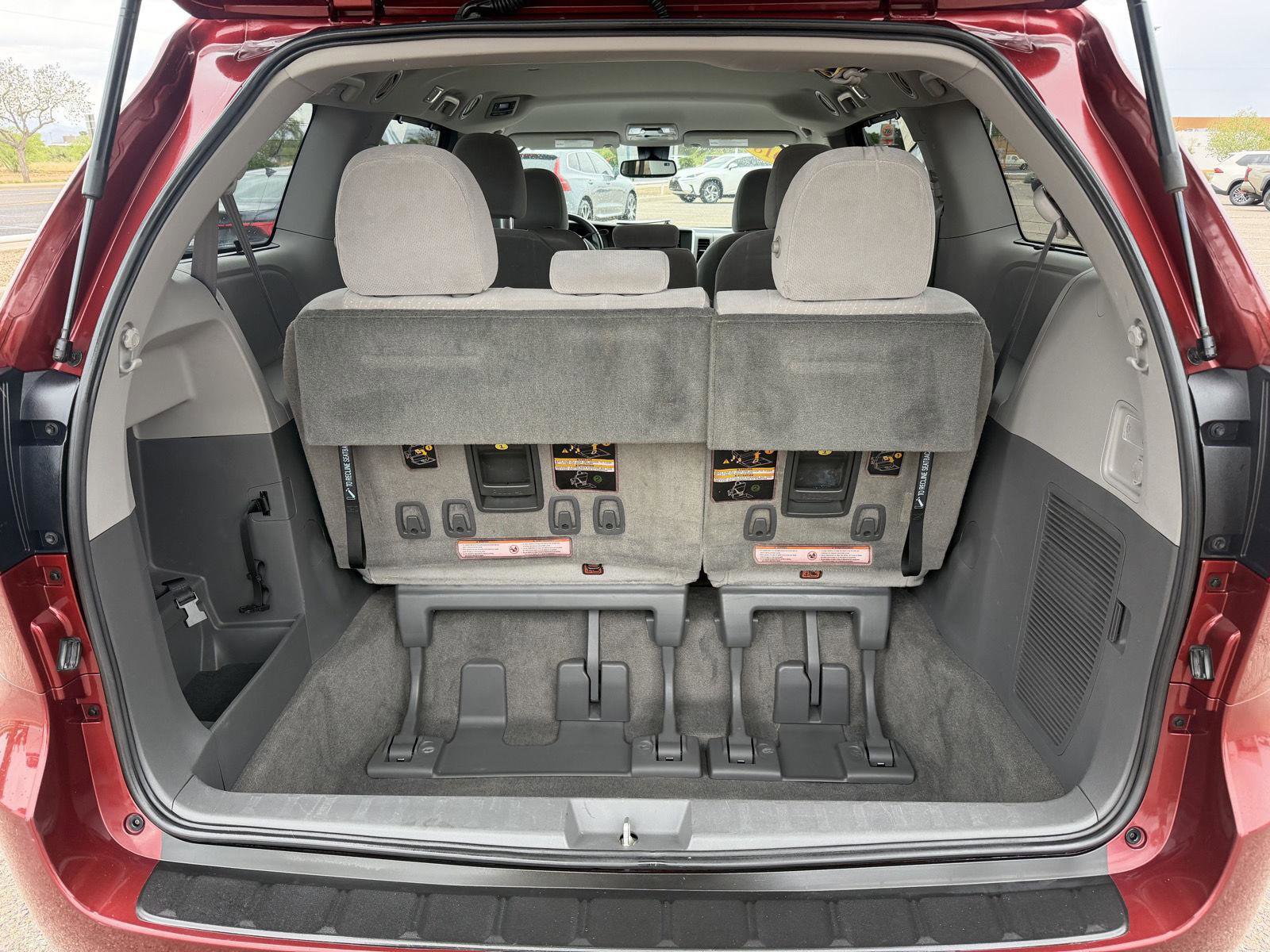 Used 2018 Toyota Sienna LE w/ Carpet Mat Package FWD image 13