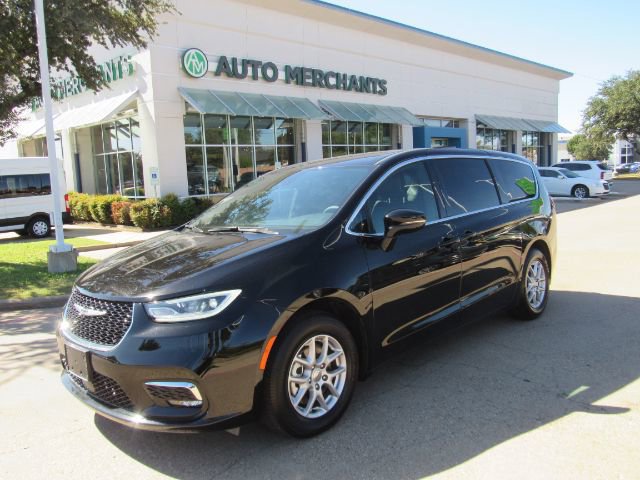 Used 2025 Chrysler Pacifica Select image 1