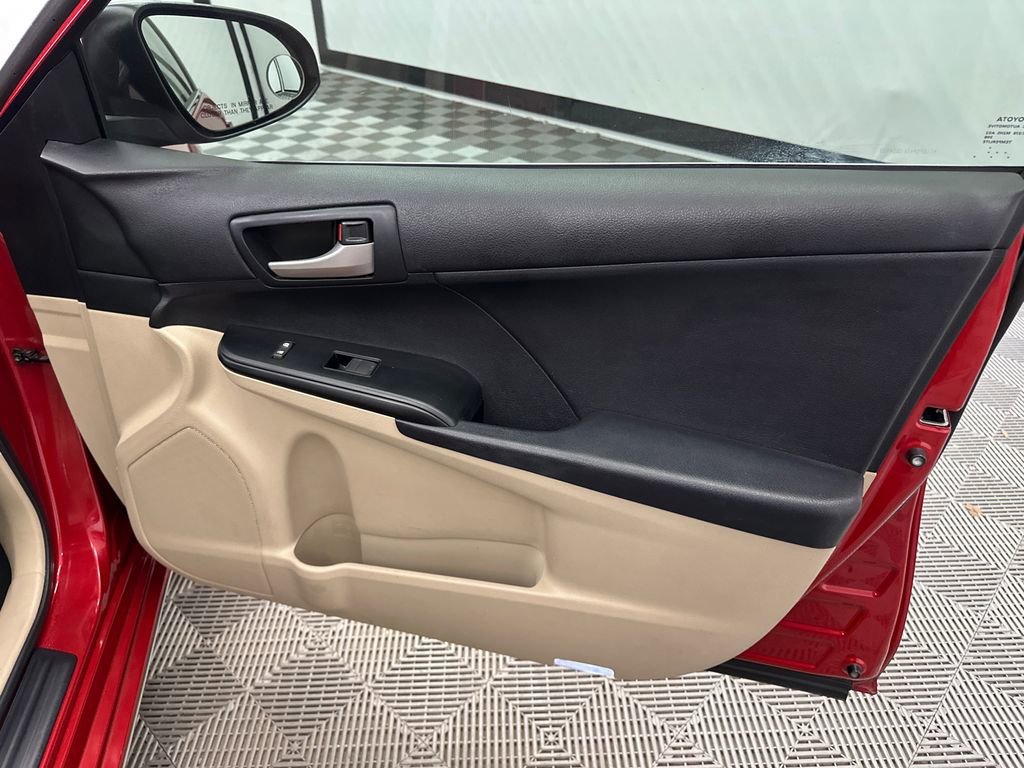 Used 2014 Toyota Camry L image 14