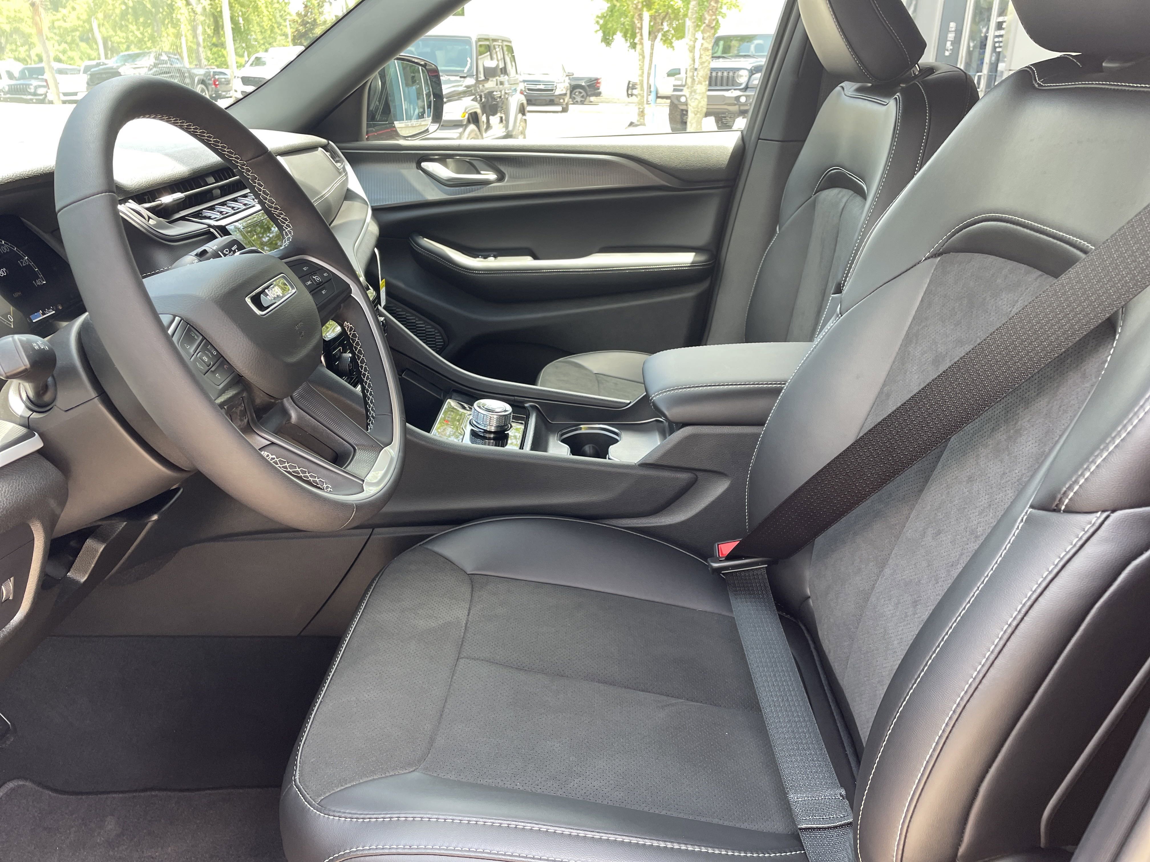 New 2025 Jeep Grand Cherokee L Altitude image 12