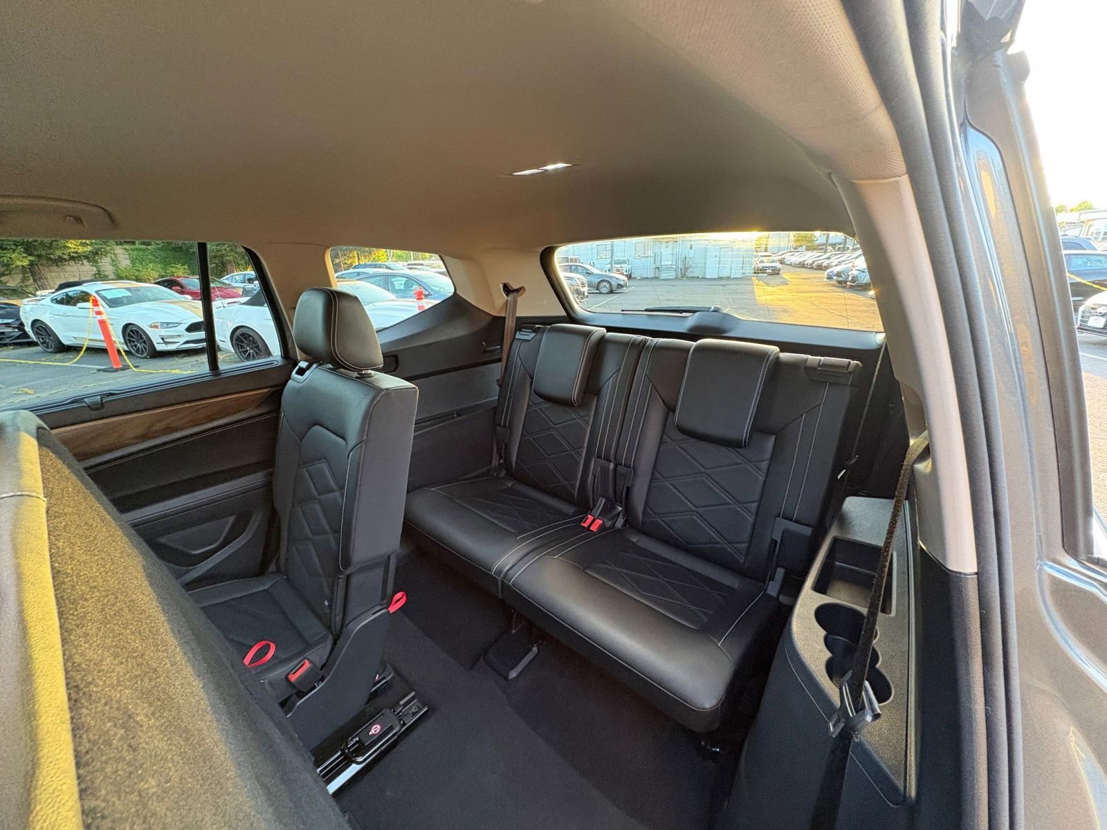 Used 2025 Volkswagen Atlas SE image 32