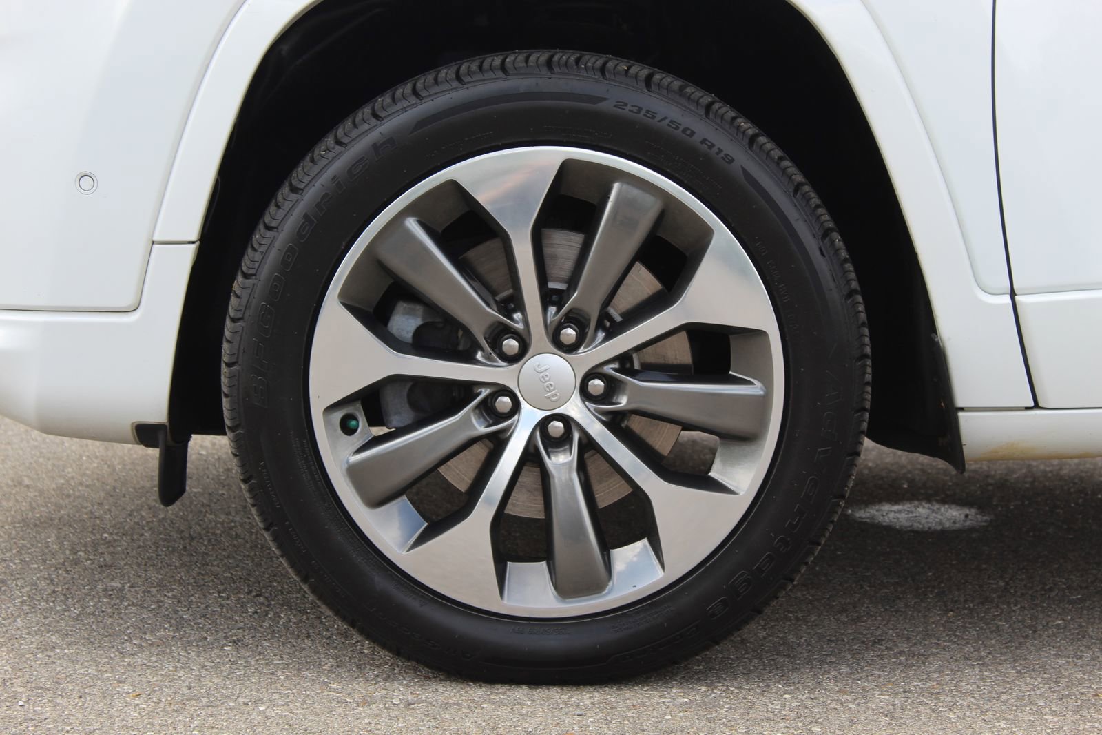 Used 2019 Jeep Cherokee Overland w/ Technology Group image 28