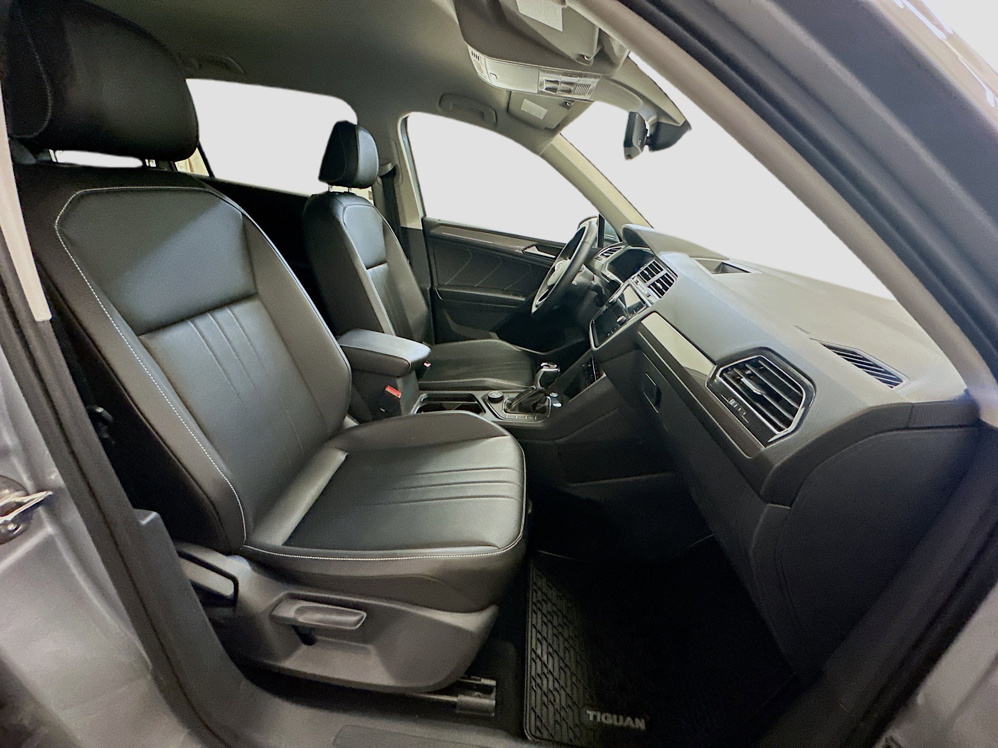 Used 2022 Volkswagen Tiguan SE image 32