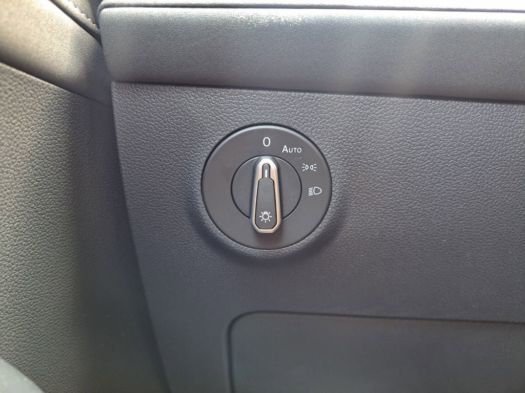 New 2025 Volkswagen Taos SE image 15