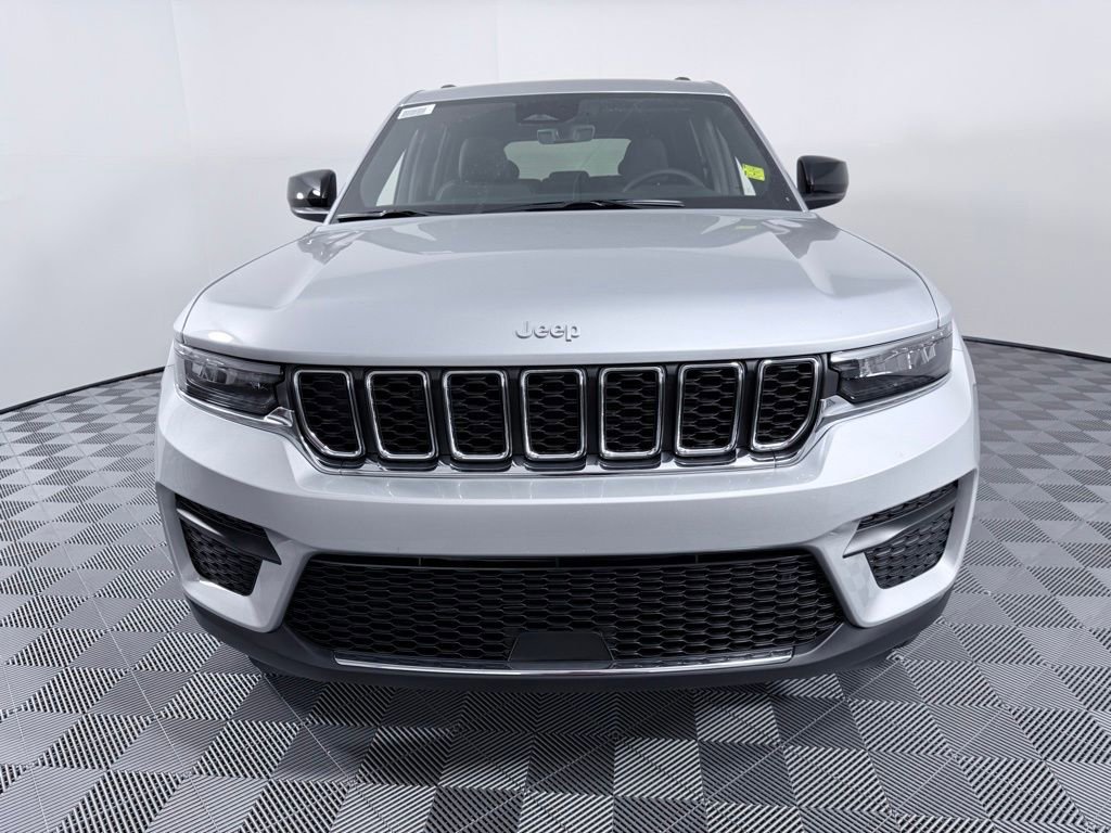 New 2025 Jeep Grand Cherokee Laredo image 3